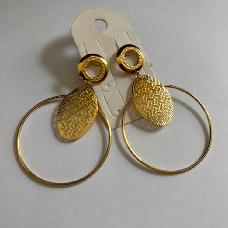 ARGOLA COM DETALHE NA BASE