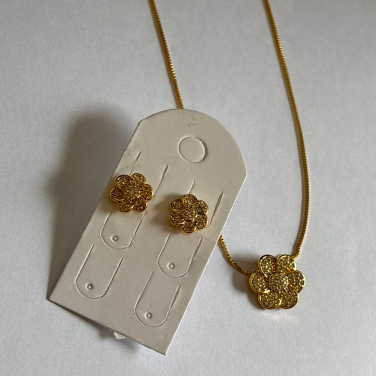 CONJUNTO FLOR CRAVEJADO EM ZIRCONIA
