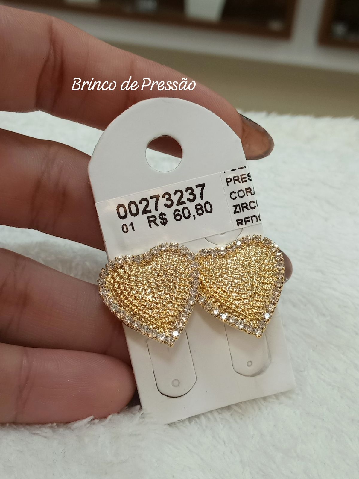 Brinco coração com zircônias de PRESSÃO