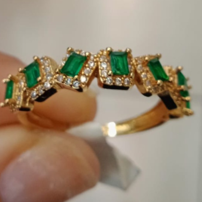 ANEL CRAVEJADO COM ZIRCONIAS VERDES