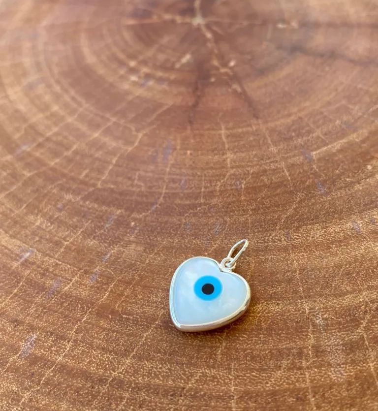PINGENTE OLHO GREGO FORMATO CORAÇÃO DE MADREPÉROLA