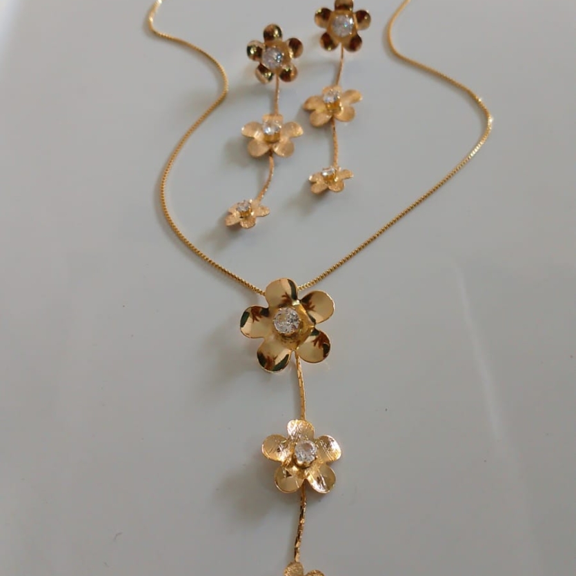 CONJUNTO FLOR GRAVATA