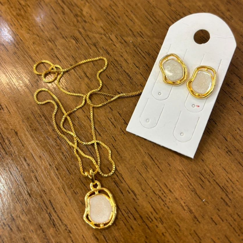 CONJUNTO DOURADO COM RESINA MADRE PEROLA