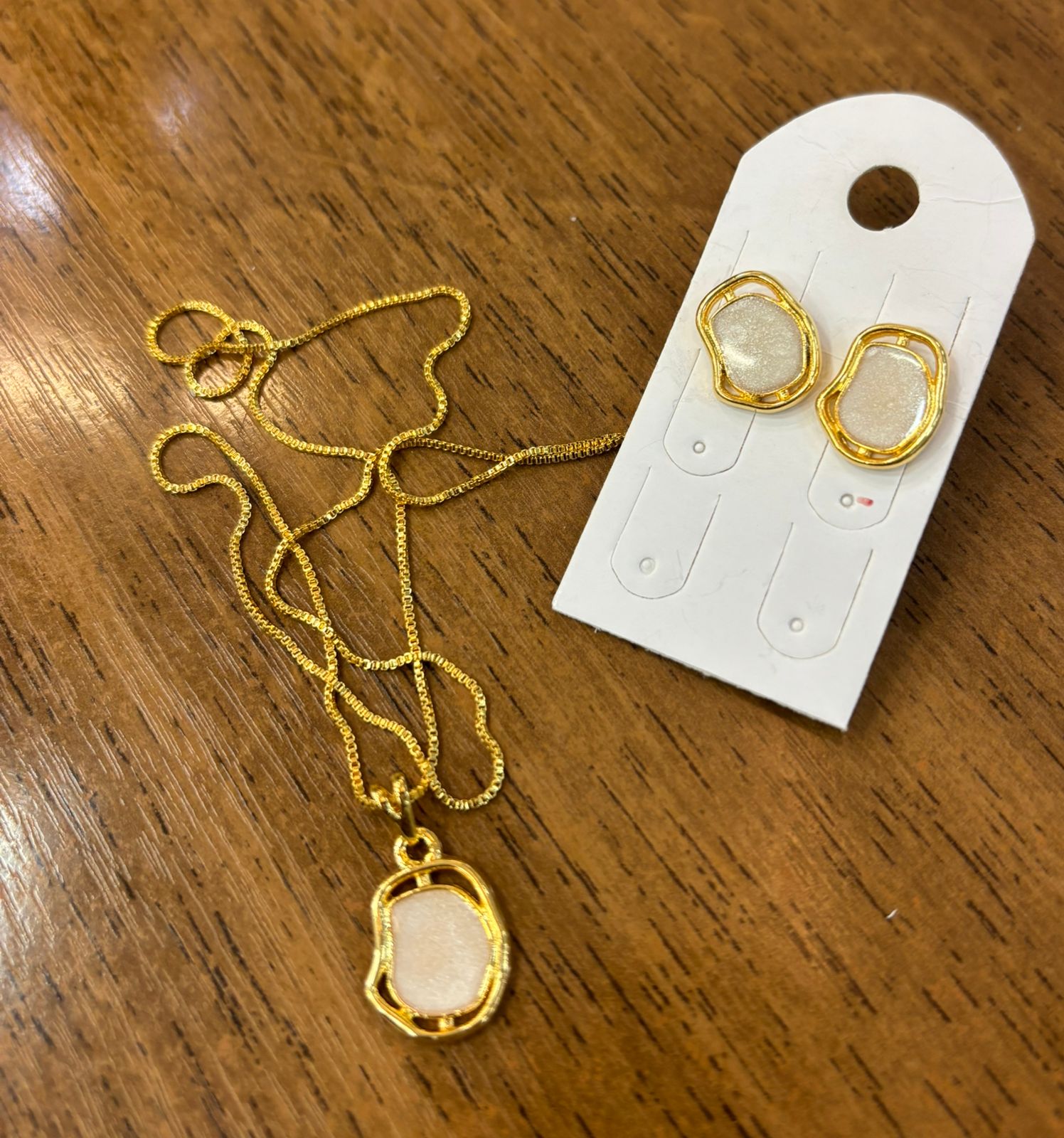 CONJUNTO DOURADO COM RESINA MADRE PEROLA